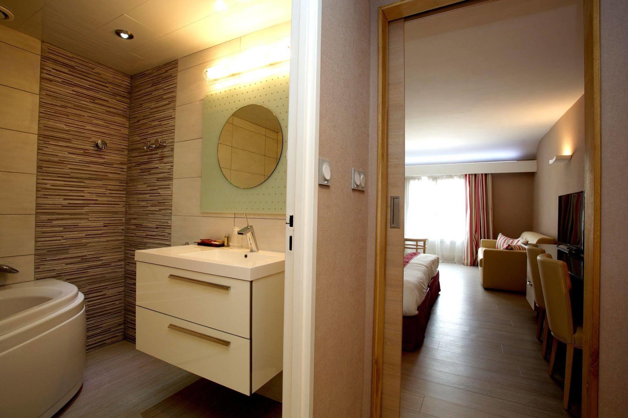 Logis Hotel Restaurant Spa Beau Site 룩세일레벵즈 외부 사진